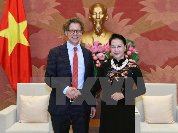 ประธานรัฐสภาเหงียนถิกิมเงินให้การต้อนรับเอกอัครราชทูตสวีเดนและเอกอัครราชทูตฮังการี่